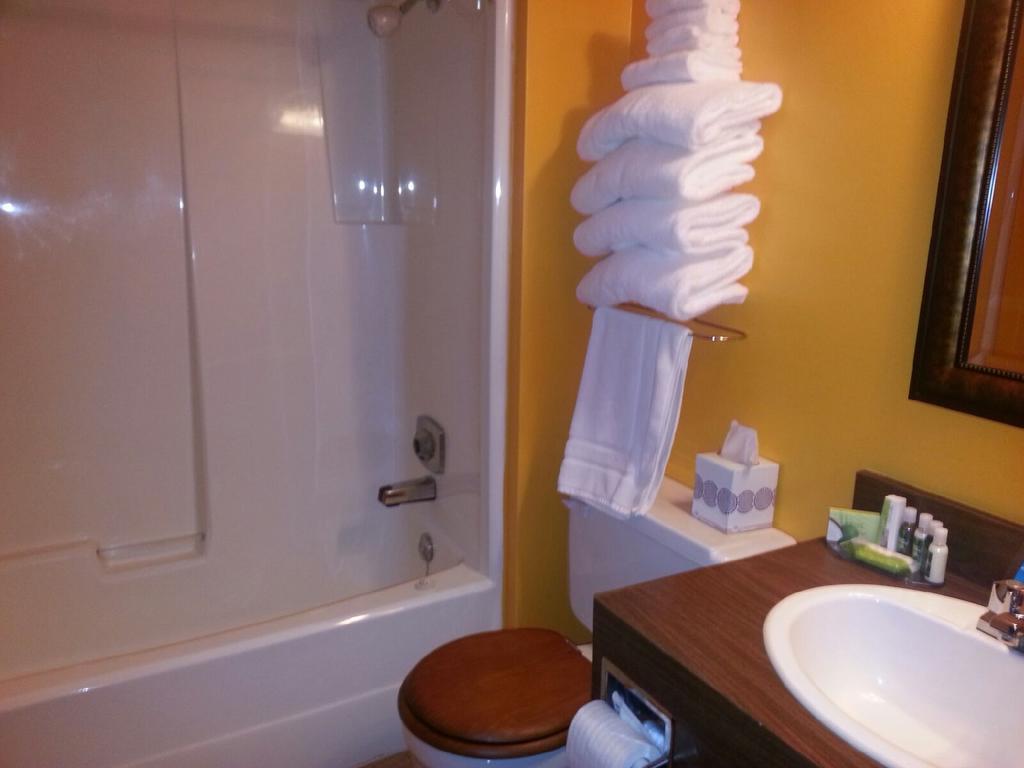 The Walla Walla Inn Rainy River Room photo